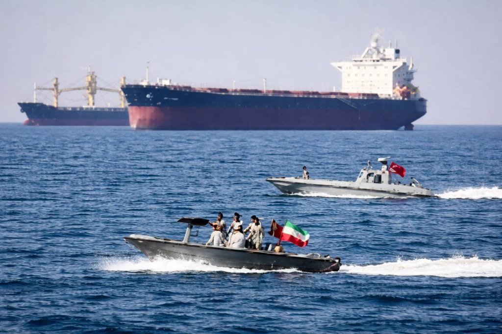 中東衝突升高導致荷姆茲海峽航運風險上升 全球油價劇烈波動