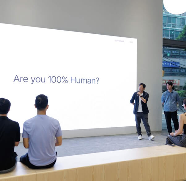 AI 廣告與機器人流量問題示意圖，真實人類驗證成為數位廣告關鍵