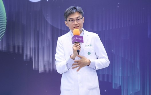 亞東醫院病友陳先生以居家透析治療遠赴加拿大黃刀鎮追極光