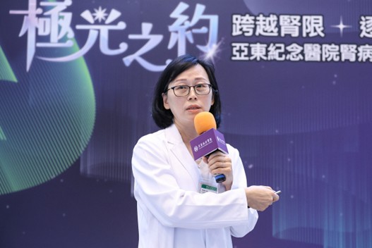 亞東醫院病友陳先生以居家透析治療遠赴加拿大黃刀鎮追極光