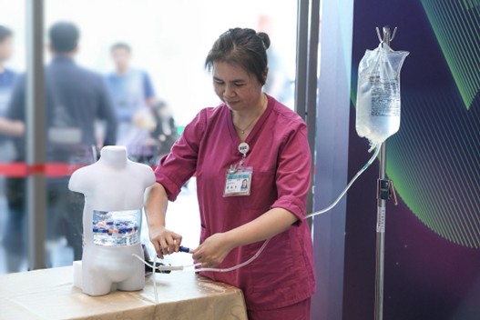 亞東醫院病友陳先生以居家透析治療遠赴加拿大黃刀鎮追極光