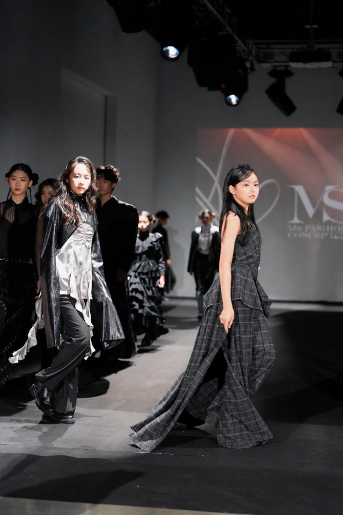 第四屆2026春夏亞太兒童時裝周於台北舉辦，童模在舞台上展現兒童時尚與自信走秀 這是 Google 圖片與 Google News 較容易理解的描述。