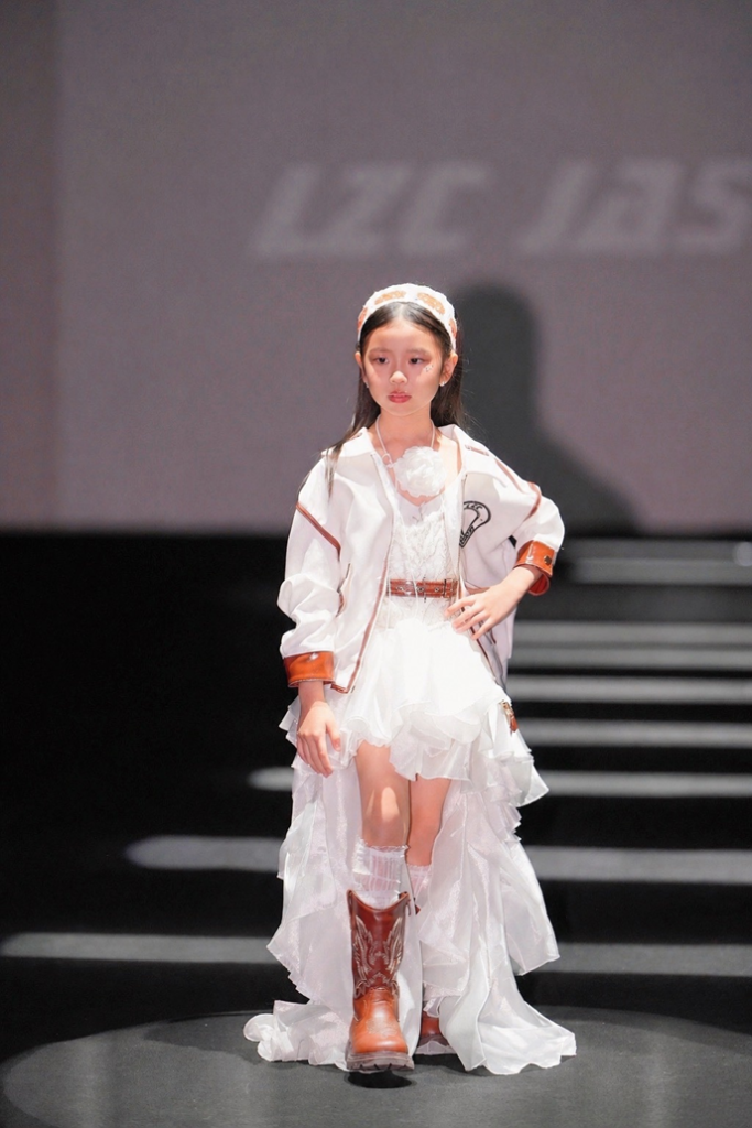 第四屆2026春夏亞太兒童時裝周於台北舉辦，童模在舞台上展現兒童時尚與自信走秀 這是 Google 圖片與 Google News 較容易理解的描述。