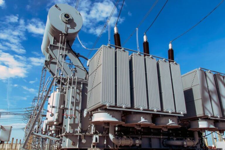 美光擴建AI記憶體產能面臨變壓器短缺與電力瓶頸示意圖