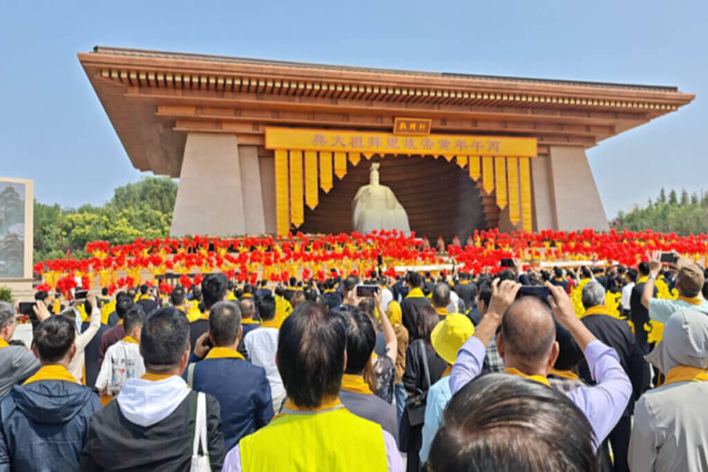 臺灣詩人謝明輝赴河南新鄭黃帝故里拜祖並以詩詞唱和傳遞中華文化根脈 這個 alt 有主詞、地點、事件、文化意義，適合 Google 圖片與 Google News。