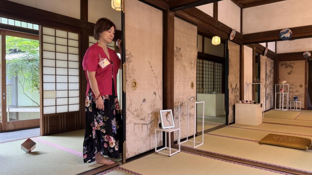 《Colors特展》於京都皇家御寺泉涌寺展出，蔡爾平、張義明、岡本孝以彩鑲瓷、彩虹燒與攝影作品展開台日藝術交流