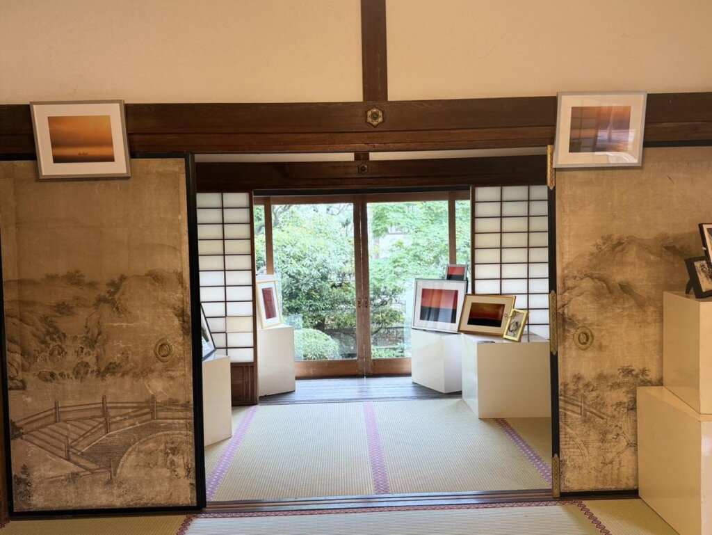 《Colors特展》於京都皇家御寺泉涌寺展出，蔡爾平、張義明、岡本孝以彩鑲瓷、彩虹燒與攝影作品展開台日藝術交流