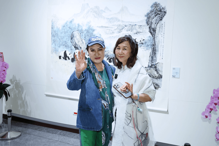楊麗花現身黃湘詅白雲傳承水墨初心畫展，力挺乾妹並欣賞水墨作品
