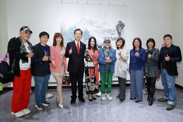 楊麗花現身黃湘詅白雲傳承水墨初心畫展，力挺乾妹並欣賞水墨作品