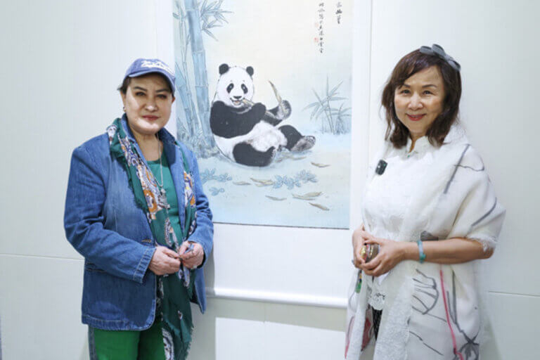 楊麗花現身黃湘詅白雲傳承水墨初心畫展，力挺乾妹並欣賞水墨作品
