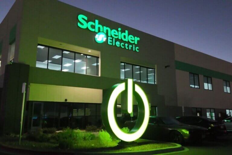 施耐德電機馬來西亞設培訓中心搶攻AI數據中心電力與冷卻商機