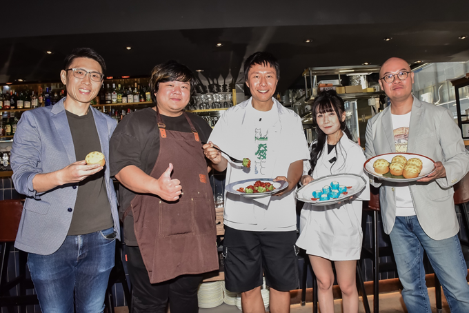 張啟樂與陸子玄出席港式餐飲劇場《熱鬧茶樓流行榜頒獎典禮》記者會