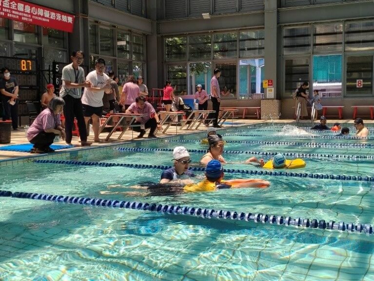 2026慧行盃全國身心障礙游泳競賽選手在華江高中泳池奮力前進