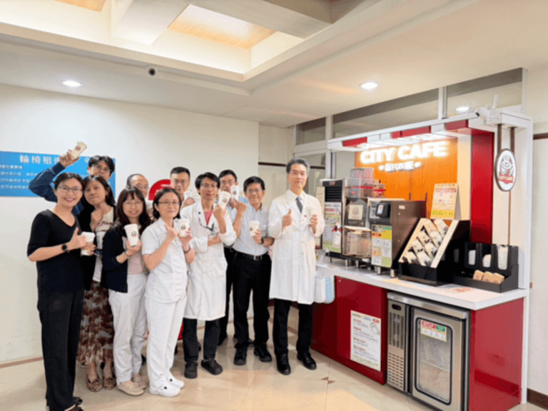 胸腔病院院方主管於仁德門診區介紹新設置的CITY CAFE咖啡智FUN機