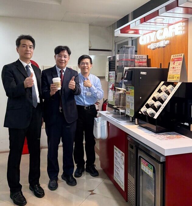 胸腔病院院方主管於仁德門診區介紹新設置的CITY CAFE咖啡智FUN機