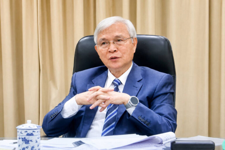 中央銀行決議利率連九凍，並上修2026年經濟成長率至9.45%，提醒台股熱絡下借貸理財風險升高。