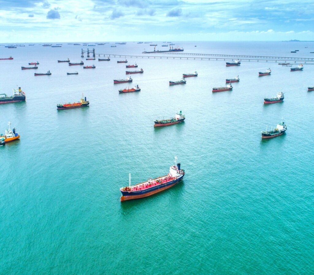 多艘油輪航行與停留在荷姆茲海峽周邊海域