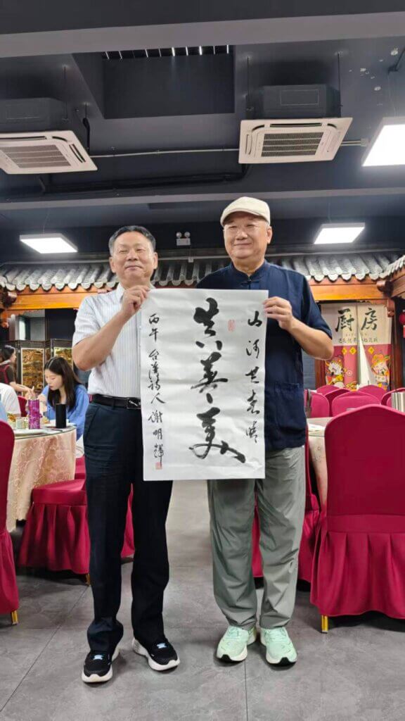 謝明輝《山河共春晴》新詩集發表 謝明輝手持新詩集《山河共春晴》介紹真善美創作理念