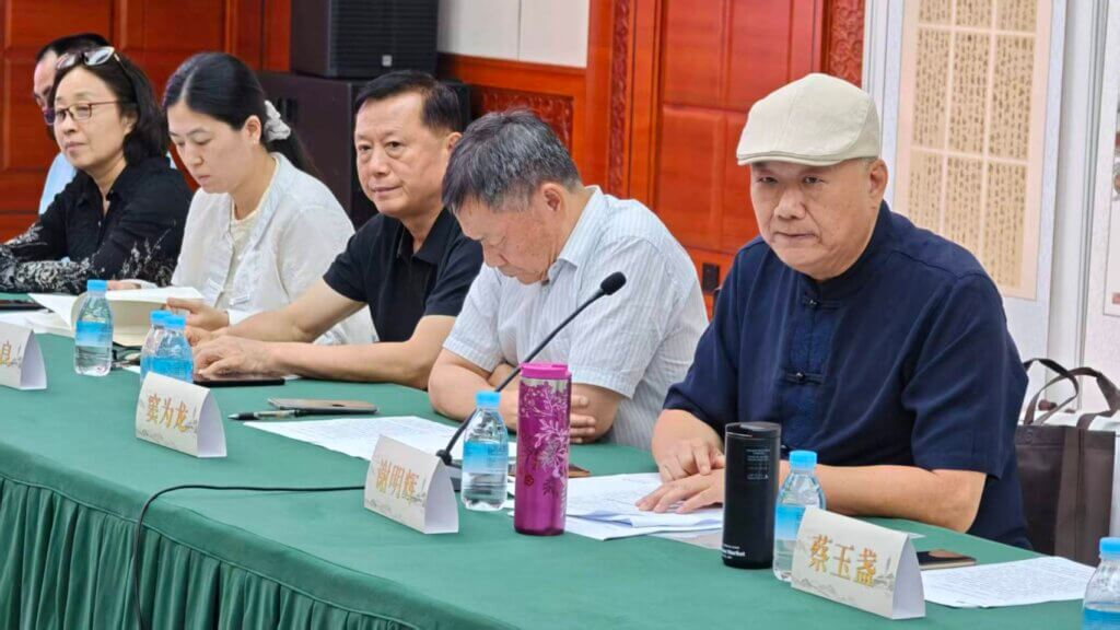 謝明輝《山河共春晴》新詩集發表 謝明輝手持新詩集《山河共春晴》介紹真善美創作理念