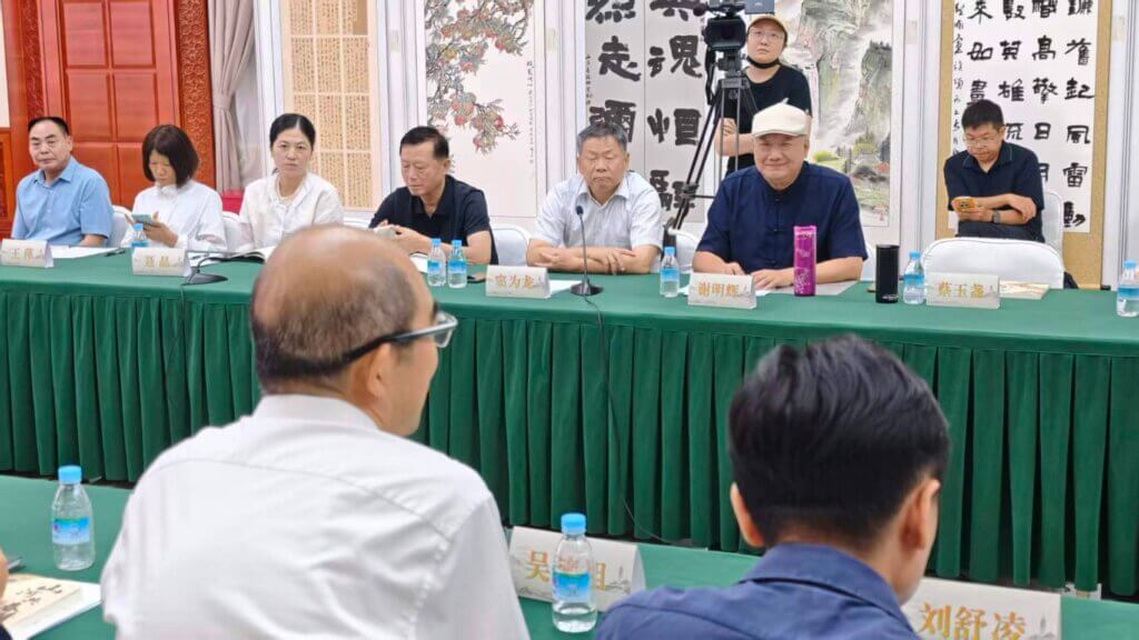 謝明輝《山河共春晴》新詩集發表 謝明輝手持新詩集《山河共春晴》介紹真善美創作理念