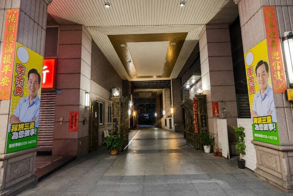 社區大門候選人珍珠板廣告張貼爭議 候選人珍珠板廣告黏貼於公寓大廈共同入口兩側牆面
