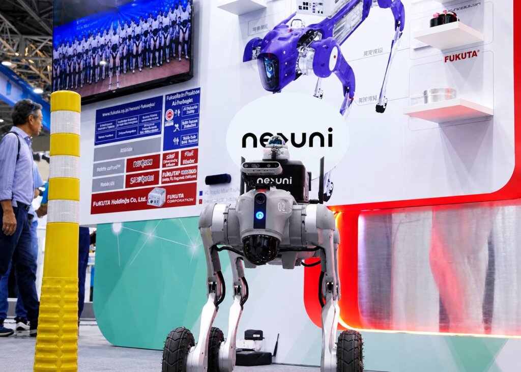新漢RoboWIZ AI機器人開放平台展示人形、雙臂與四足機器人應用
