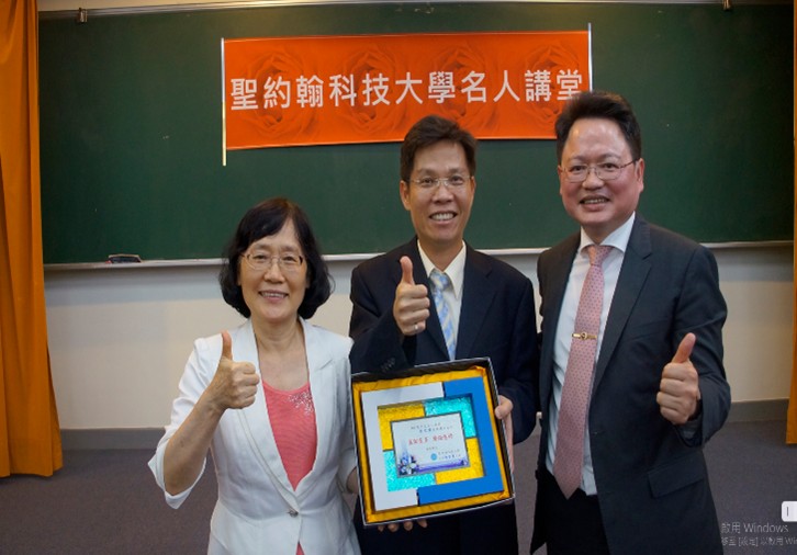 聖約翰科技大學李永騰校務顧問聘任儀式 聖約翰科技大學校長唐彥博頒發校務顧問聘書予李永騰教授