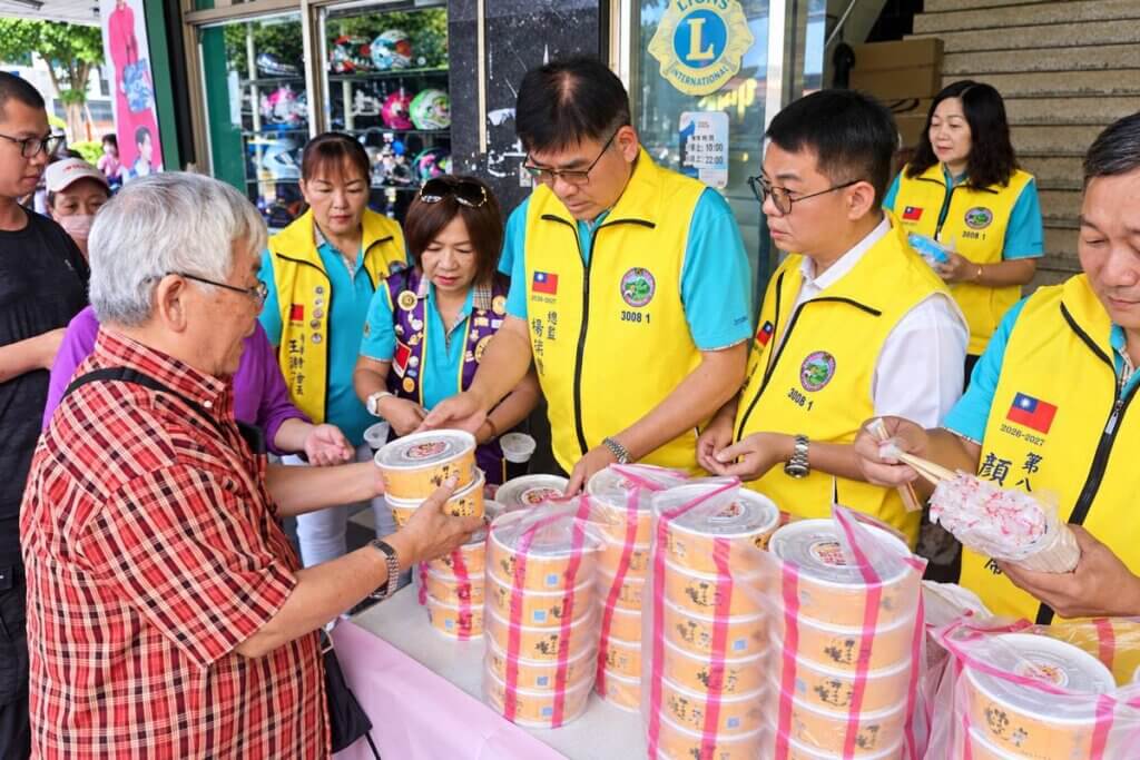 國際獅子會300B 1區在新北市三重區發放150份愛心雞肉便當