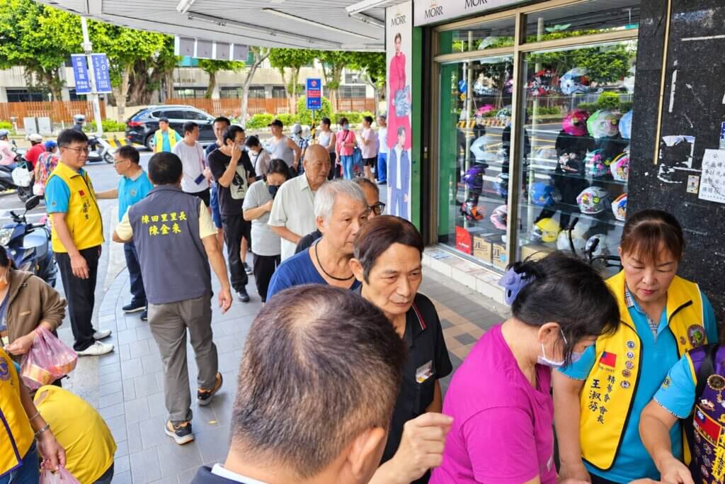 國際獅子會300B 1區在新北市三重區發放150份愛