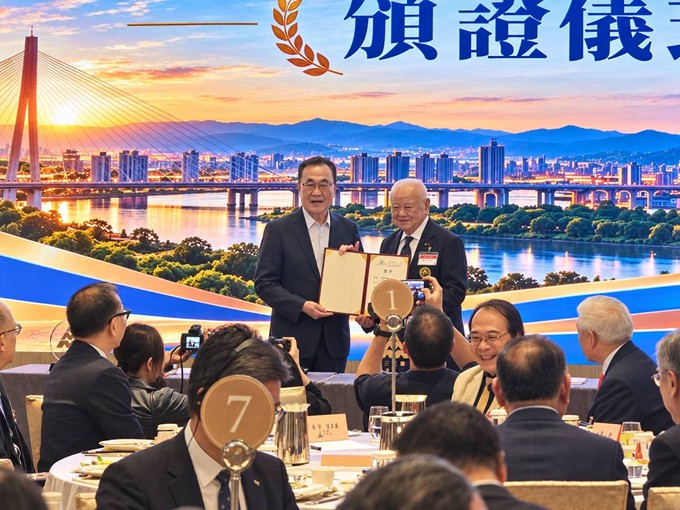 簡立峰在三三會十月例會講解企業AI轉型，與會來賓在台下聆聽
