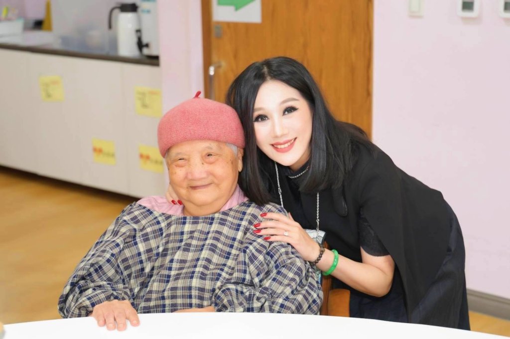 胡寶莉獲聘紅心字會榮譽顧問 胡寶莉獲聘紅心字會榮譽顧問,與理事長劉曉蘋及秘書長李顯文合影