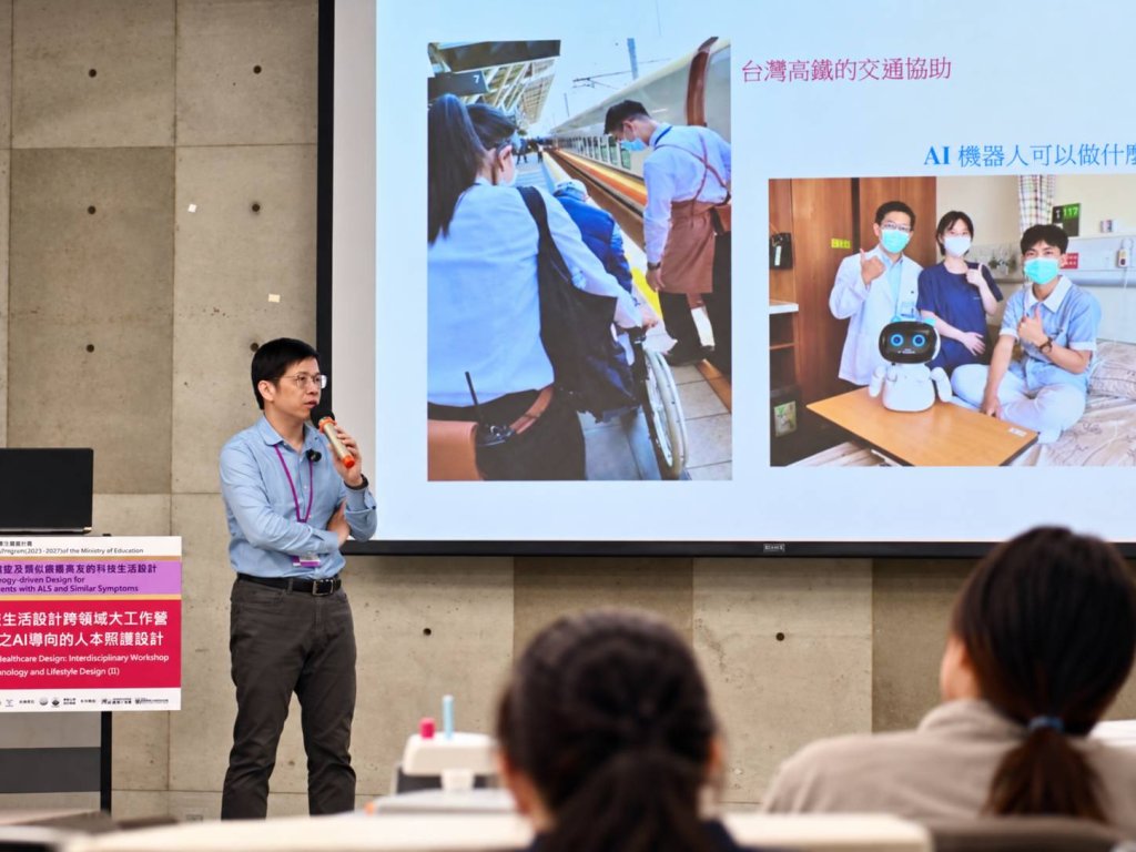 實踐大學USR跨領域工作營講者與師生在教室內合影