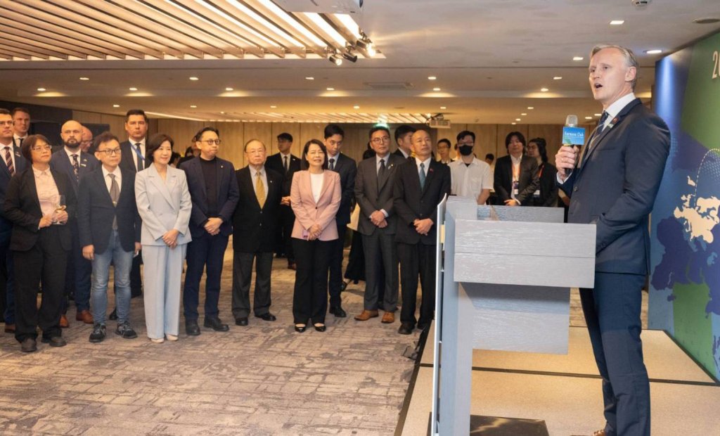 韓國瑜與歐洲訪賓於福爾摩沙俱樂部台北年會合影 韓國瑜出席2026福爾摩沙俱樂部台北年會交流酒會,與歐洲訪賓合影